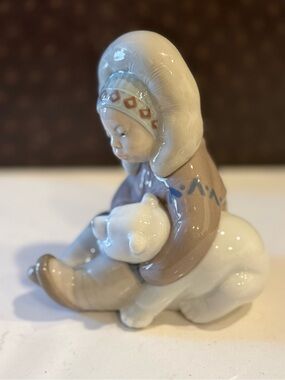 LLADRO Eskimo Playing